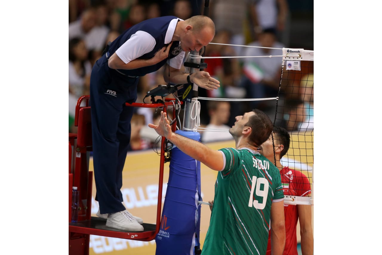 Tsvetan Sokolov asks Polish referee Wojciech Maroszekfor explanations in the match against Iran at the 2019 FIVB Volleyball Nations League.