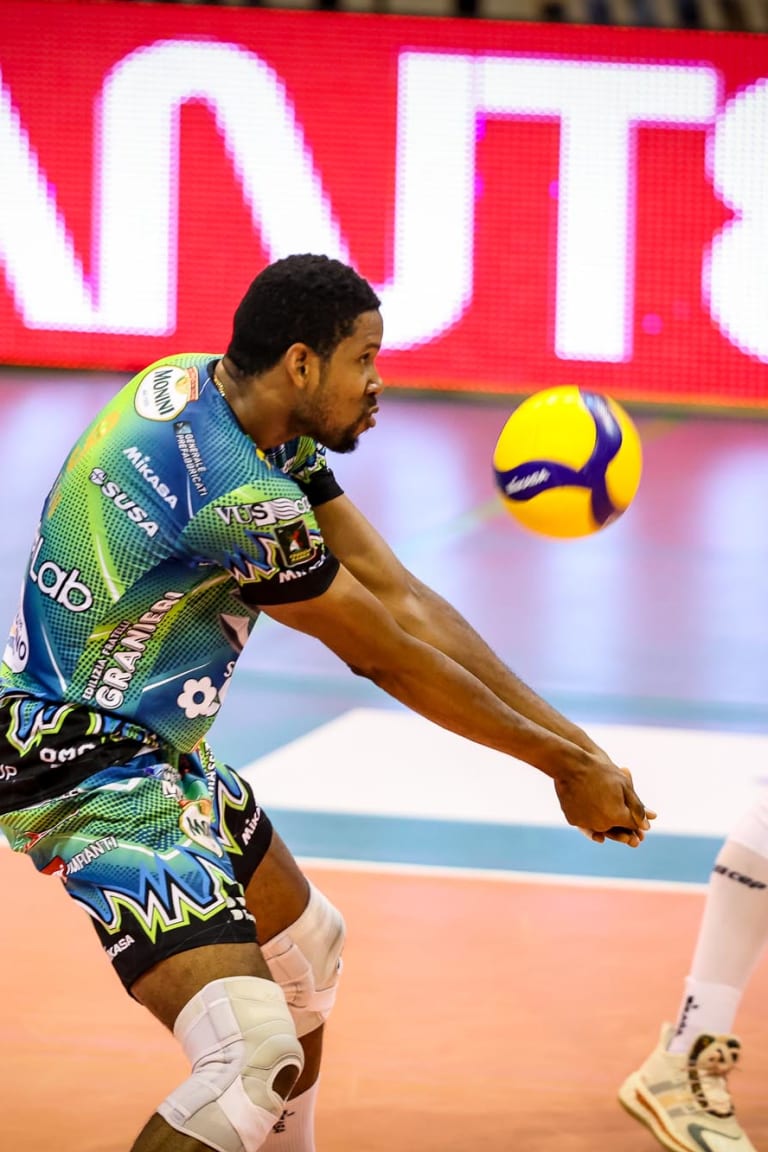 Leon keeps Perugia in charge of Italian men's league
