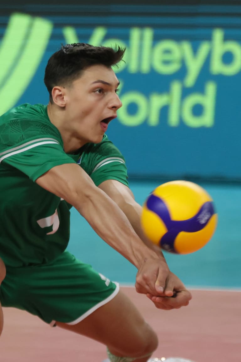 Hosts Bulgaria take lead in Pool B