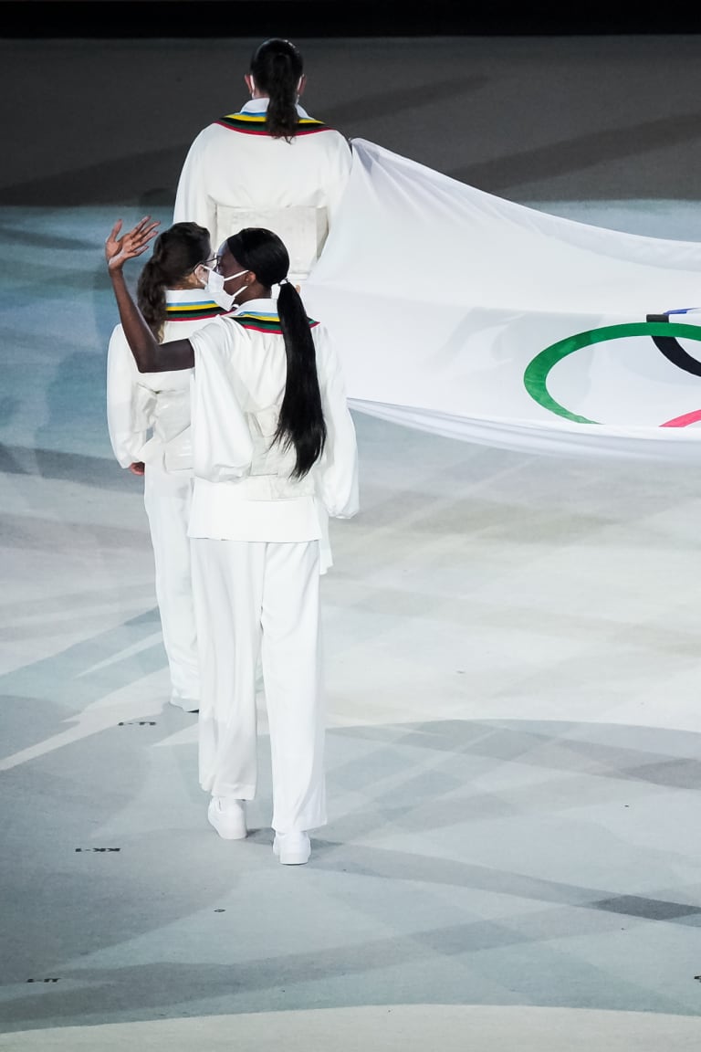 Ten volleyball athletes shine as flag bearers in Tokyo