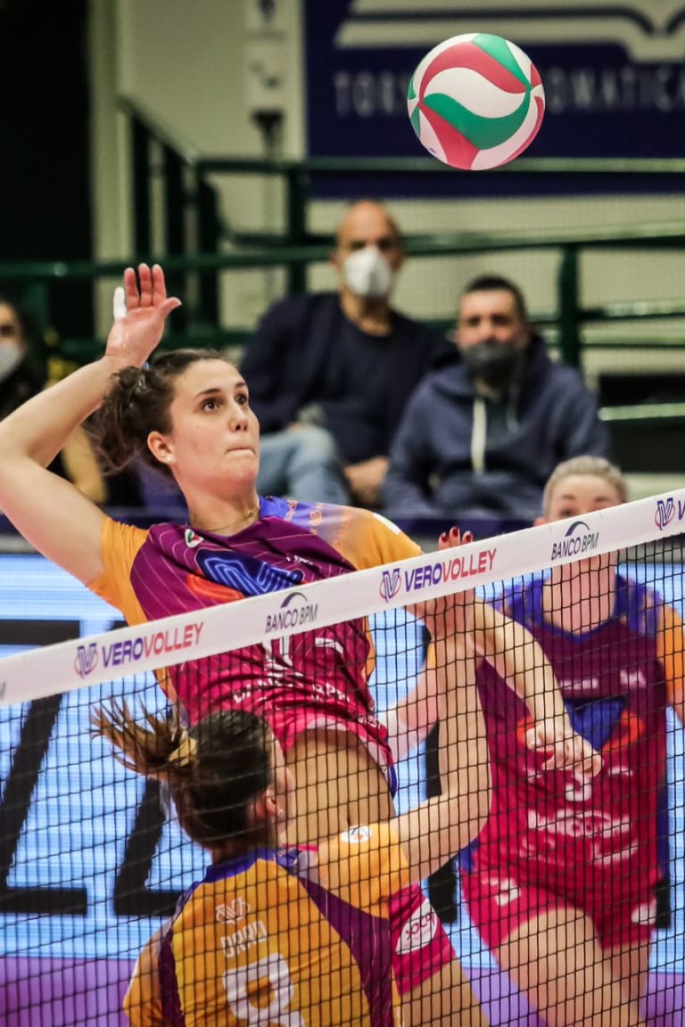 Monza claim the middle against Scandicci to take control