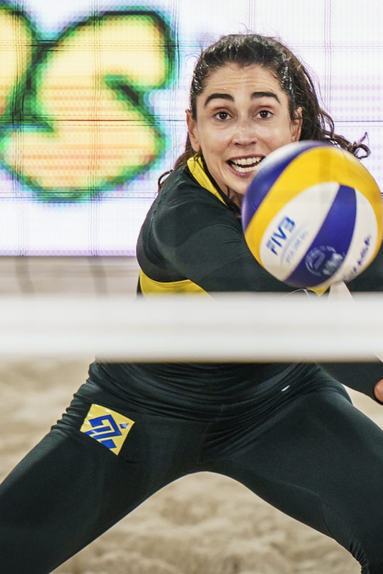 Carol & Barbara win all-Brazilian clash in Paris