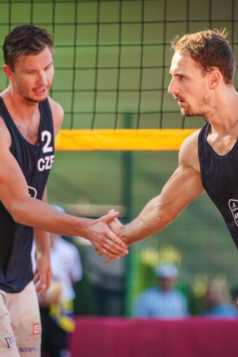 Perusic & Schweiner master two comebacks on day one of Hamburg main draw