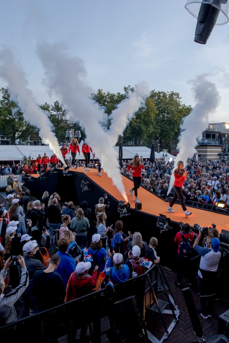 Team presentation welcomes athletes to World Championship