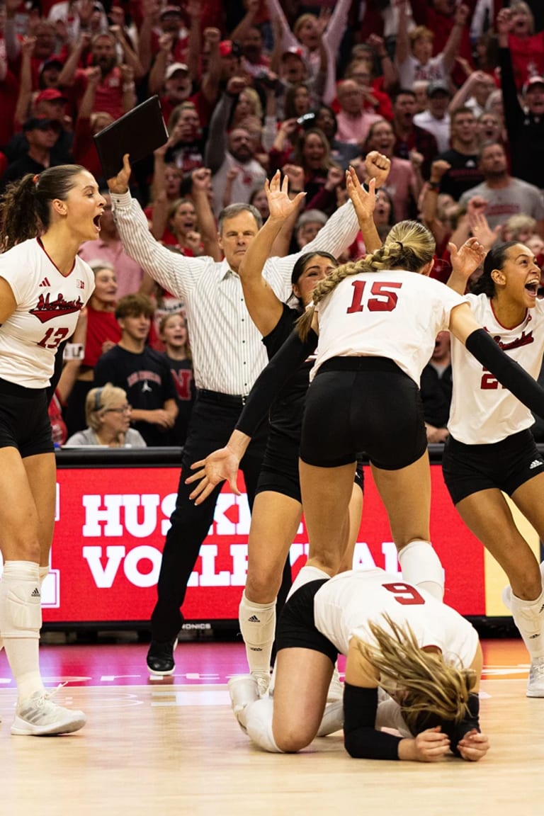 Il Nebraska sconfigge il Wisconsin in un thriller in cinque set