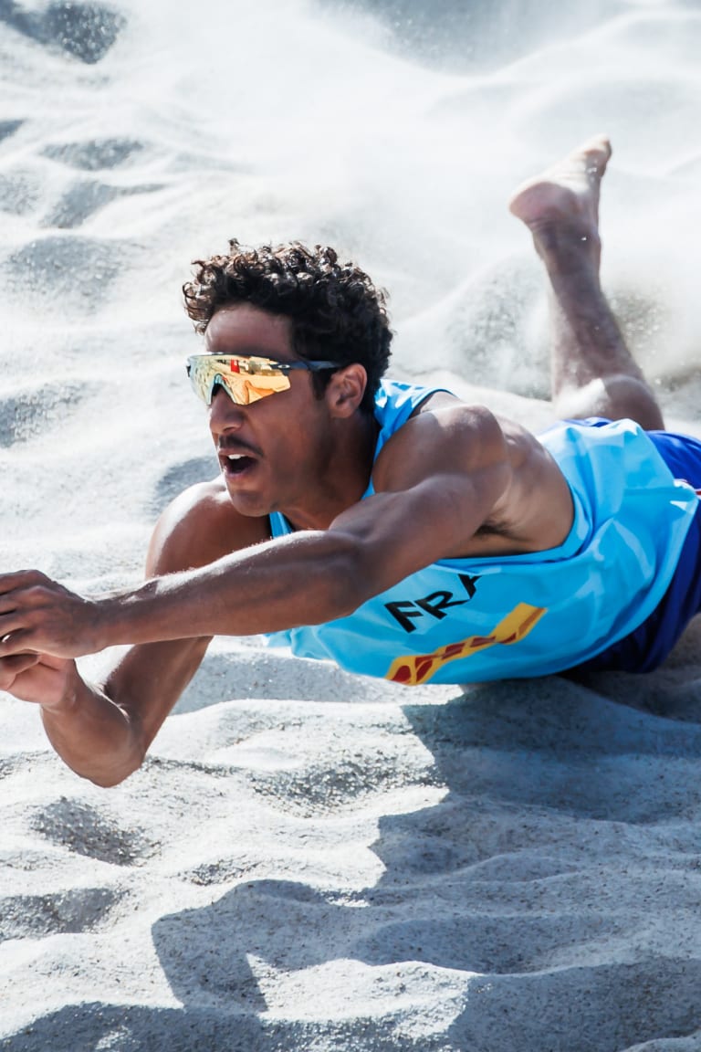 Outsiders Calvin and Quincy Aye progress to quarterfinals