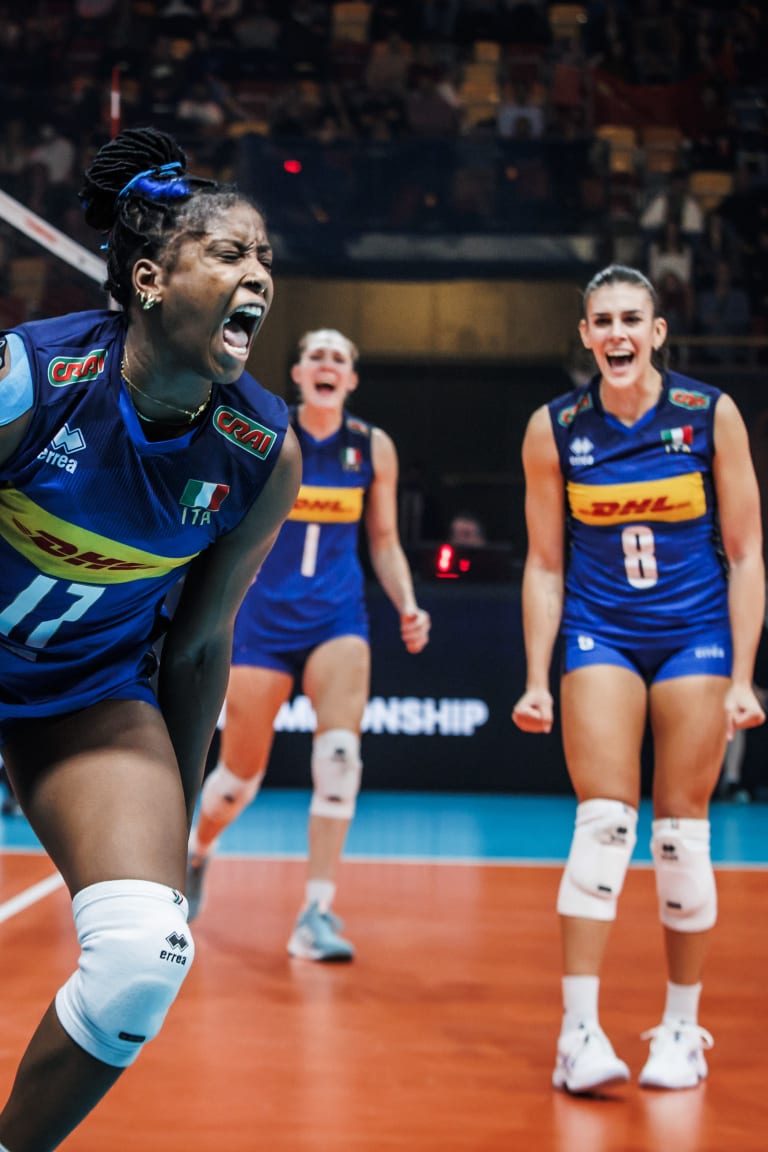 Italy snatch first semifinal spot