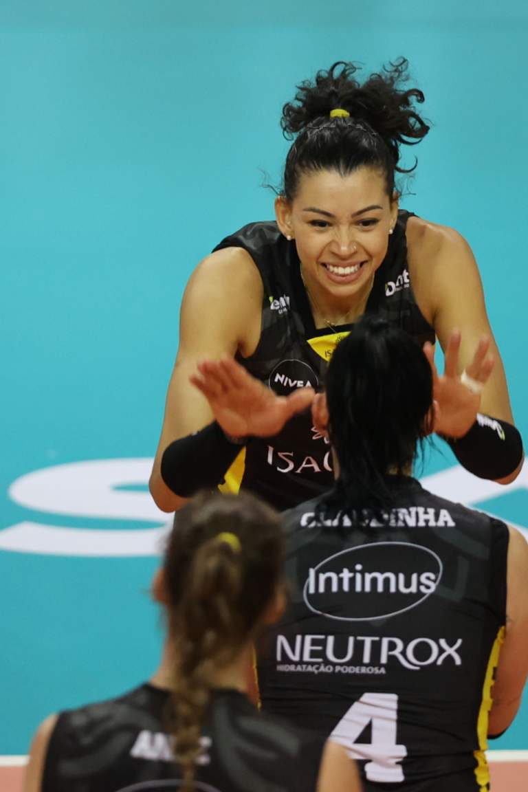 Clutch Carol shines in Praia’s dramatic victory