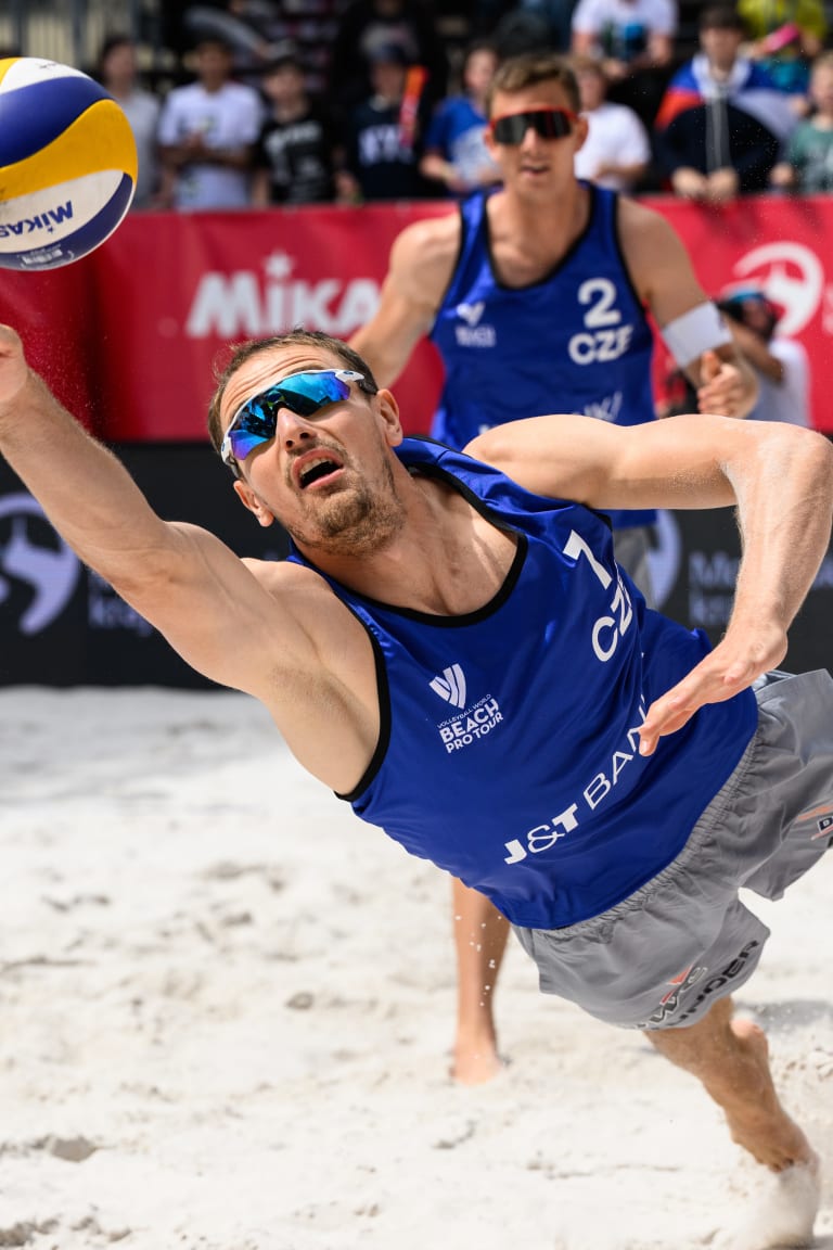 Perusic & Schweiner delight home crowd, make Ostrava quarterfinals