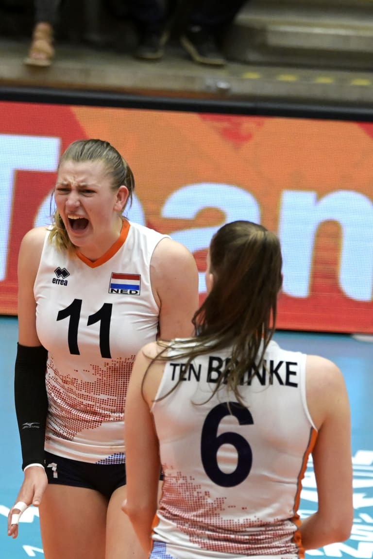 Russia and the Netherlands book tickets to the semis