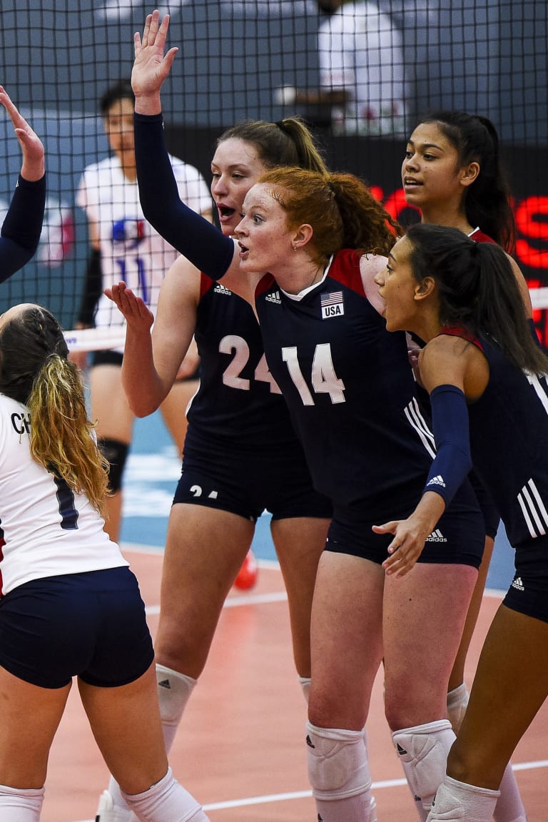 USA and host Mexico win their opening battles 