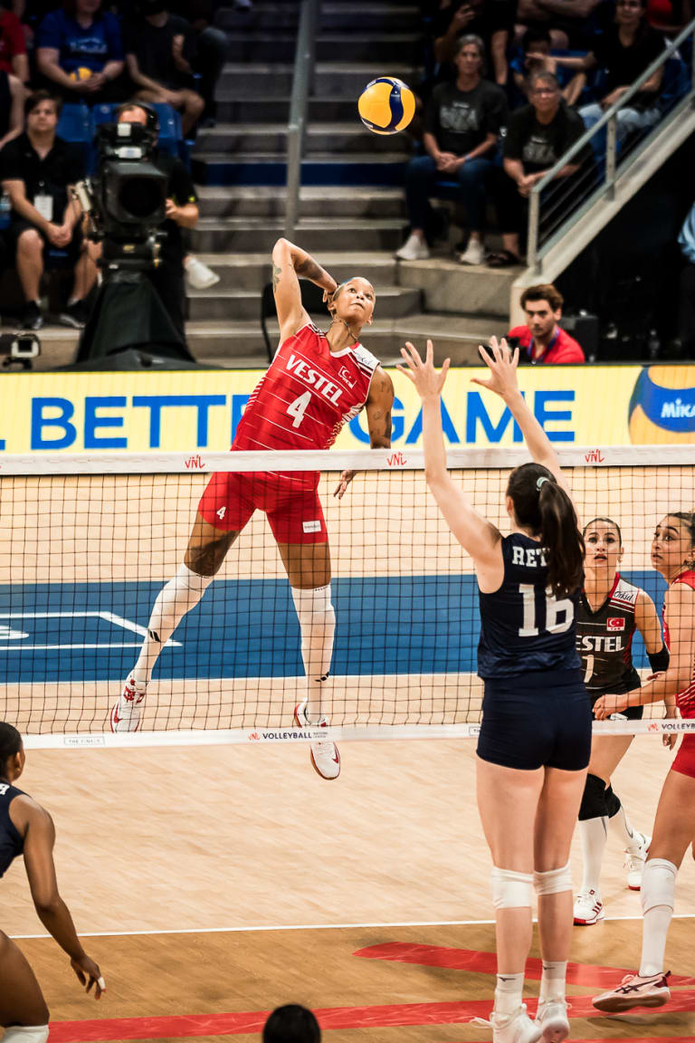 L'inarrestabile Vargas porta la Turchia a un passo dalla gloria in VNL