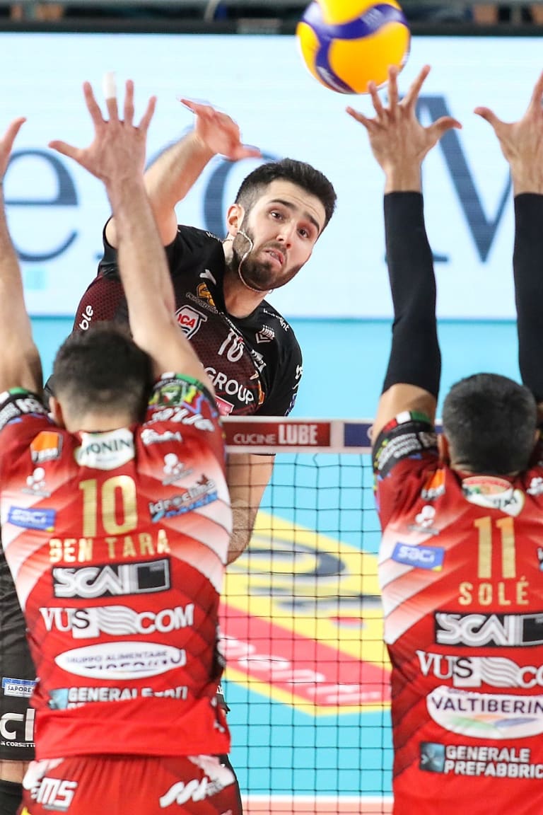 Lagumdzija on fire e la Lube infligge alla Sir la prima sconfitta stagionale