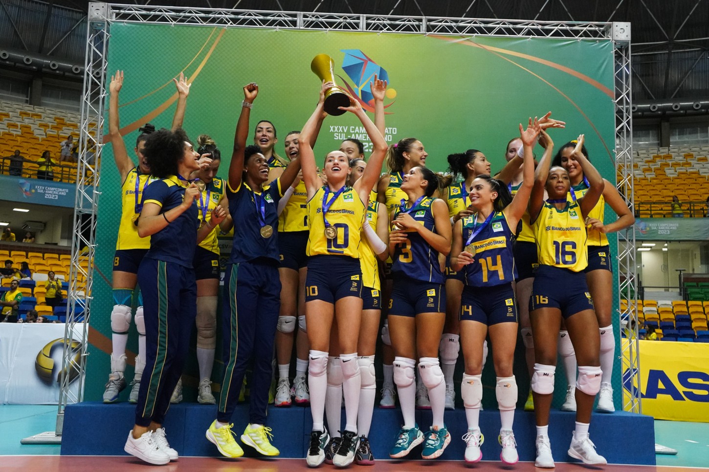 Zé Roberto Guimarães vem com força máxima para jogar Sul-Americano de vôlei  feminino no Recife