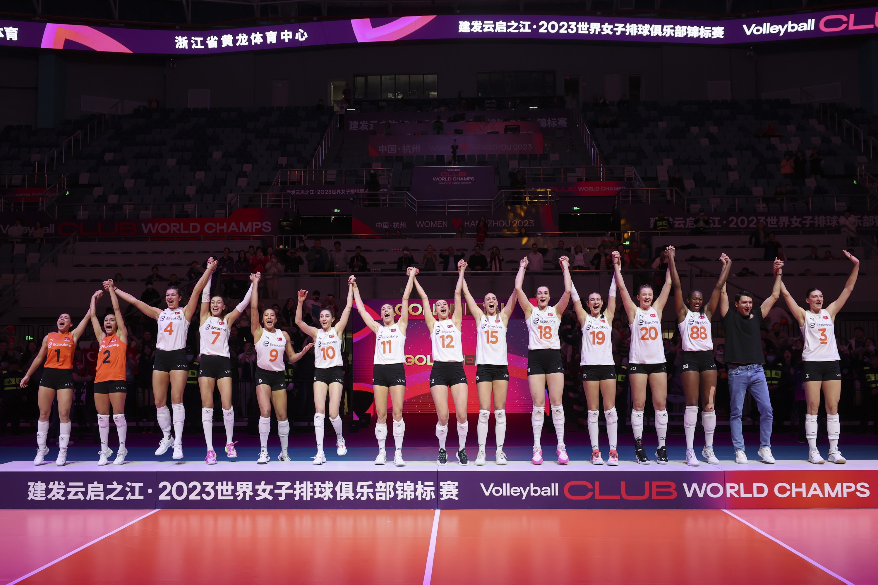 Five-set battle puts Eczacibasi on top of the world