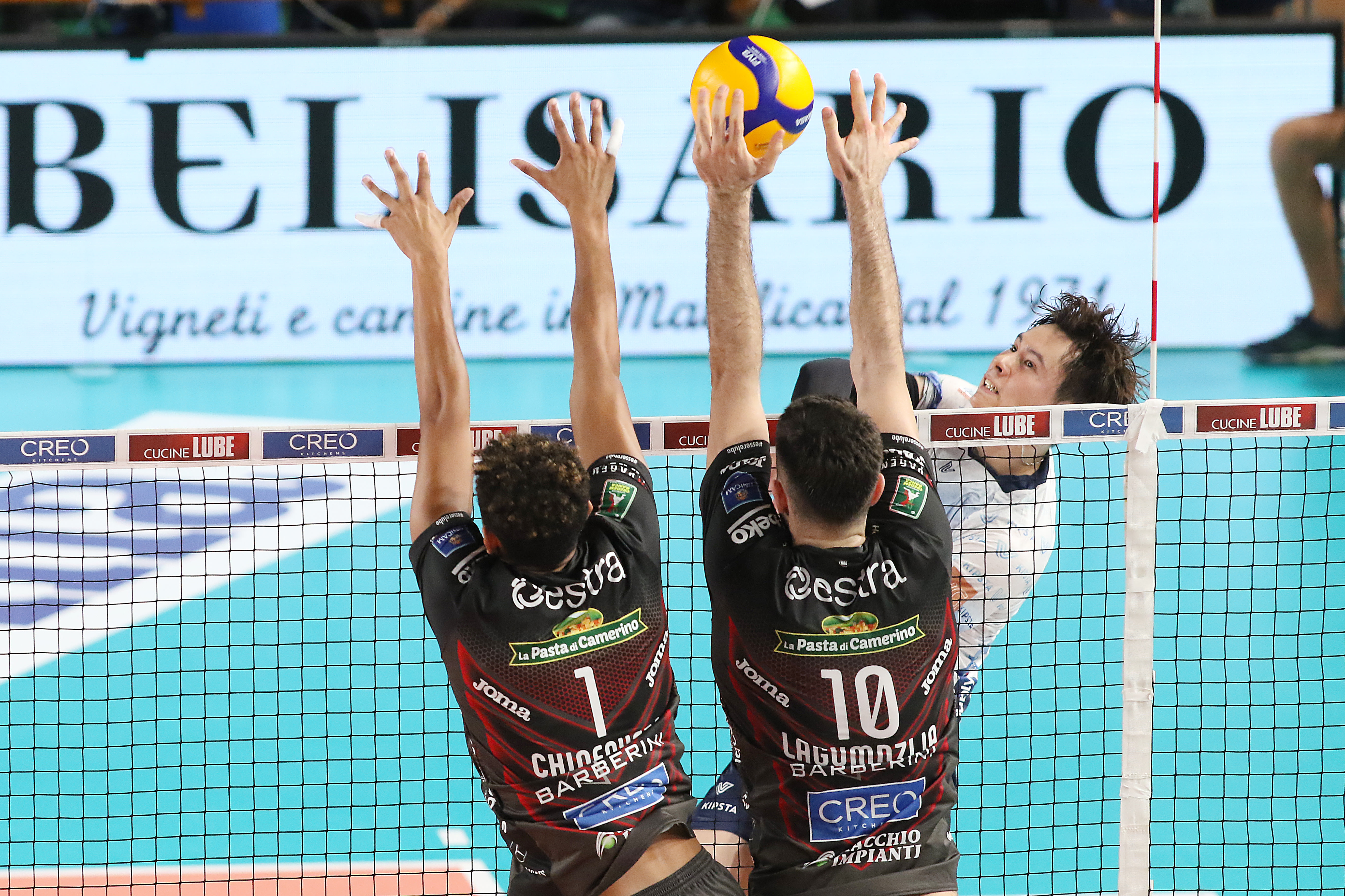 AGSM Forum, Verona, Italy, March 12, 2022, Gianlorenzo Blengini - Head  Coach - Cucine Lube Civitanova during an time-out during Verona Volley vs  Cucine Lube Civitanova - Volleyball Italian Serie A Men