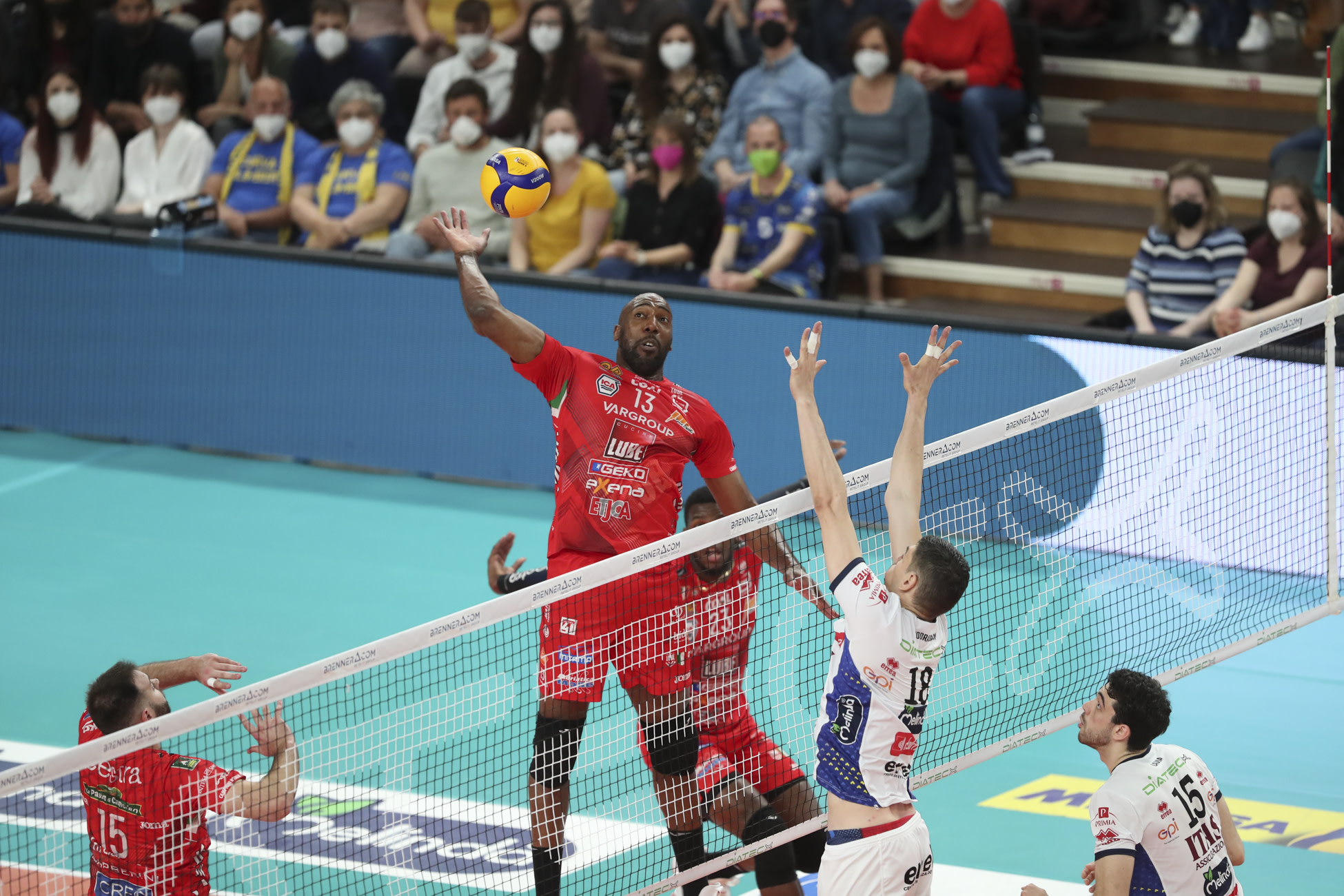 Spectacular playoffs continue! SuperLega semis go to five matches