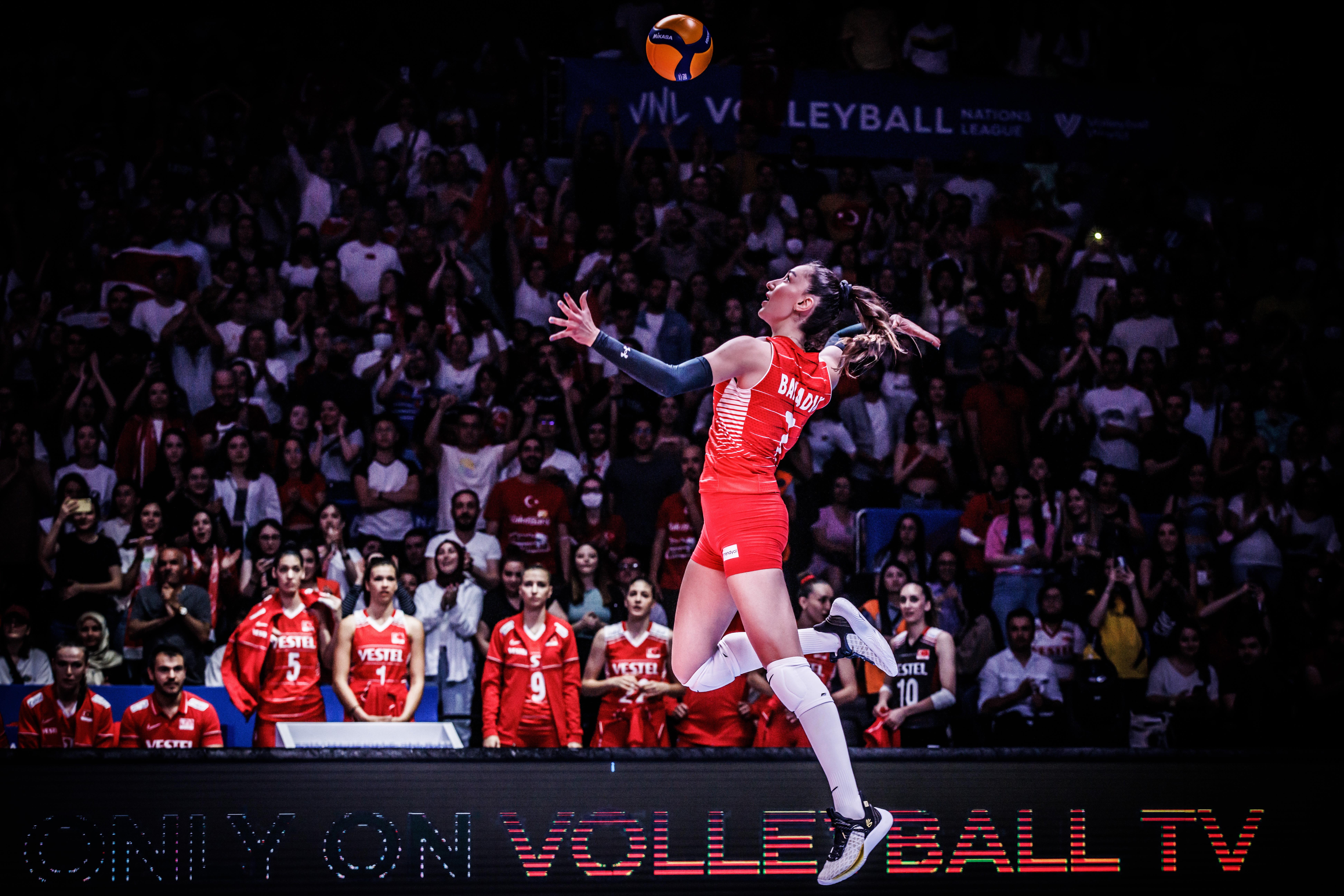 Fantastic crowd inspires Türkiye to first VNL win volleyballworld