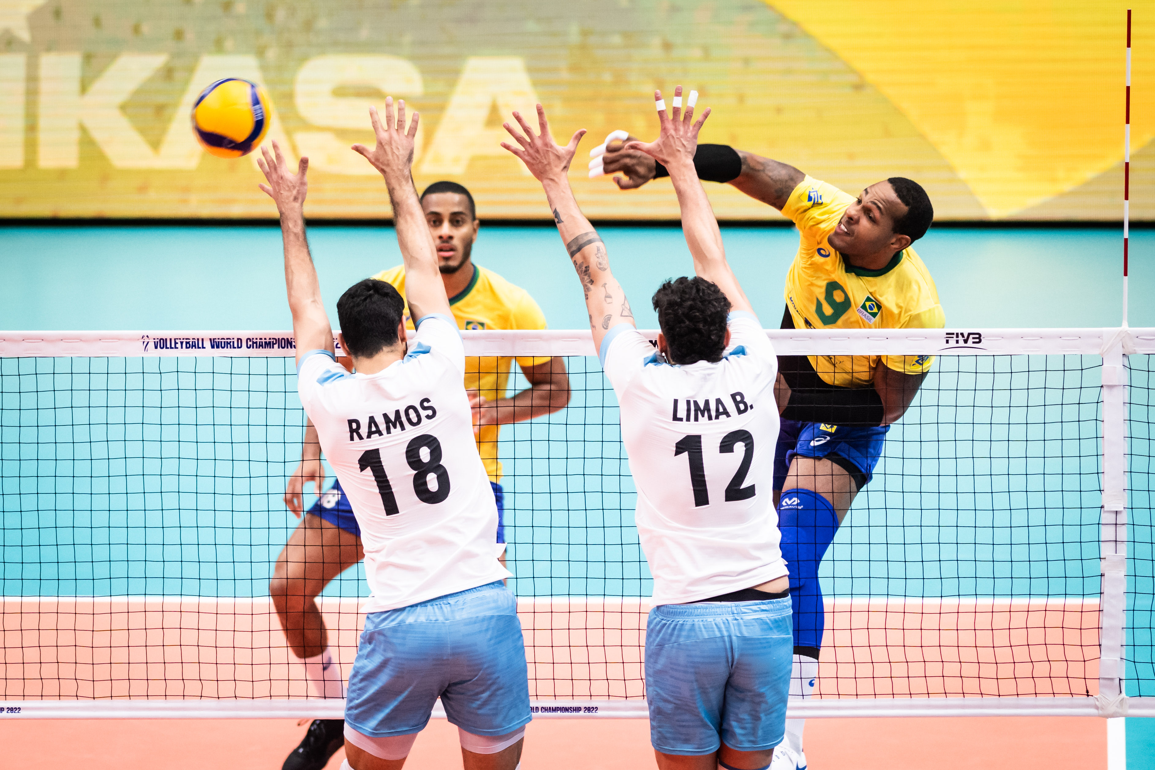 Leal powers Brazil through to semifinal | volleyballworld.com