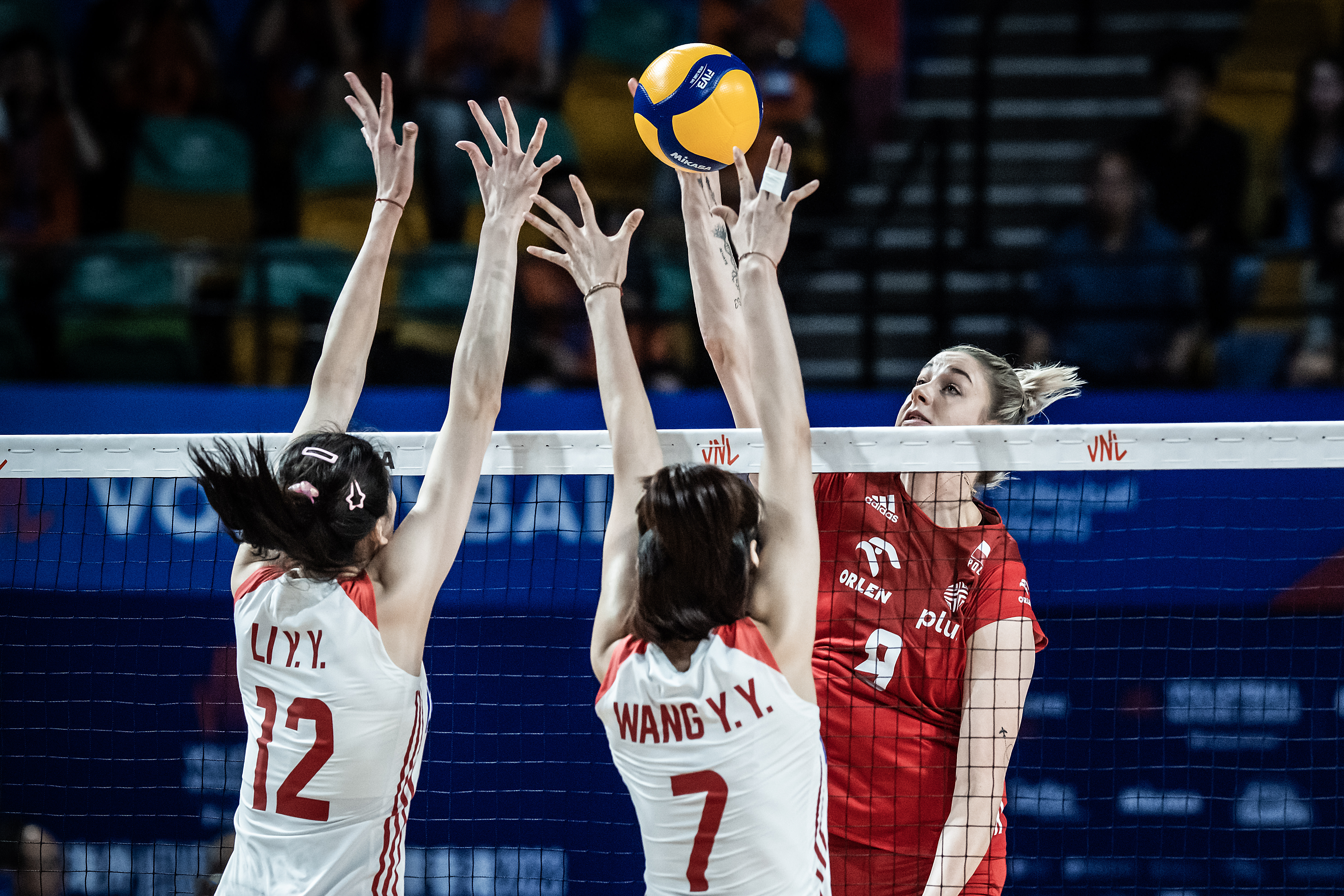 Poland stun China in three volleyballworld