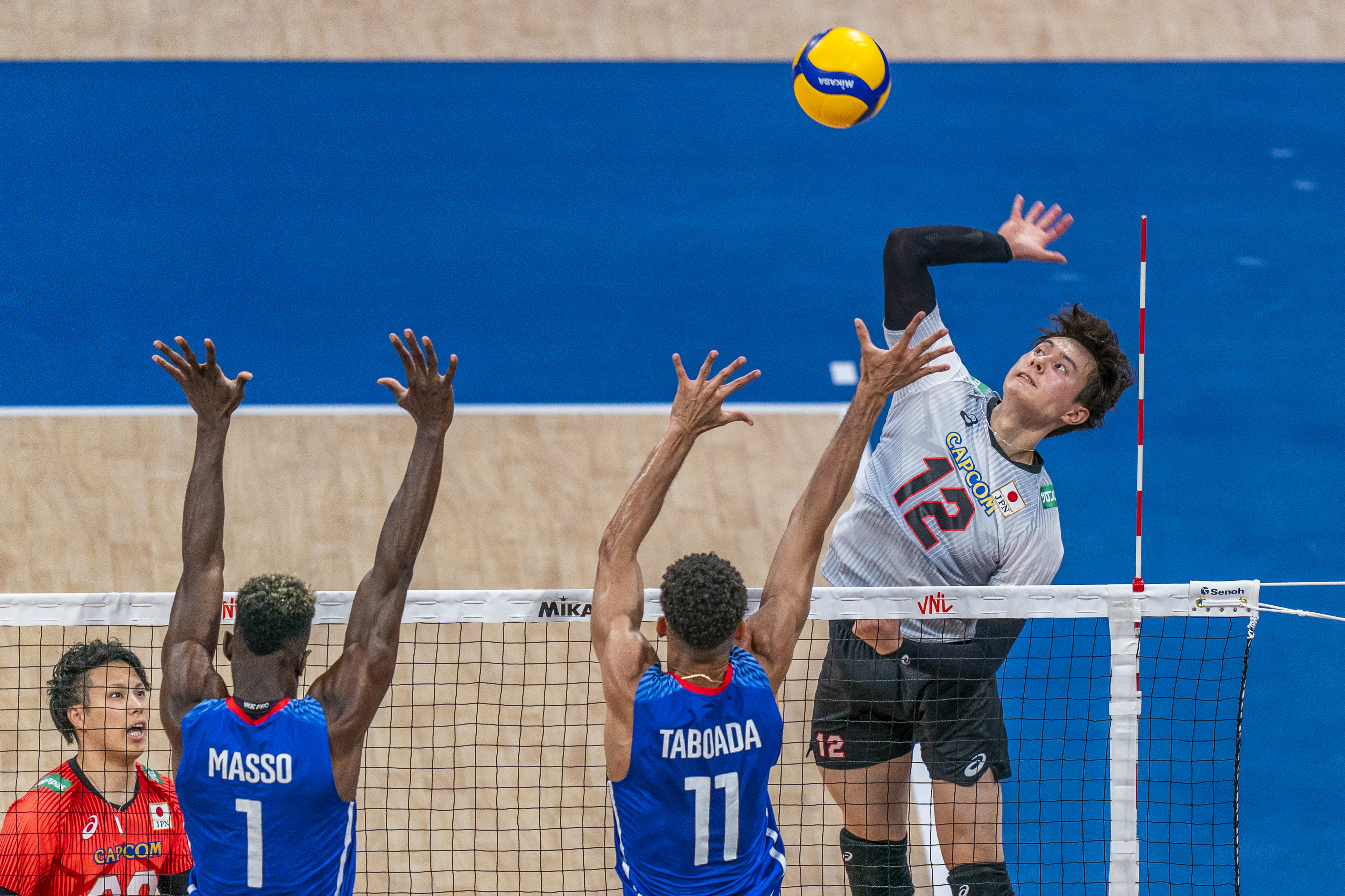 РАН Такахаши волейболист. Ran Takahashi Volleyball. Ran Takahashi. РАН Такахаши в прыжке.