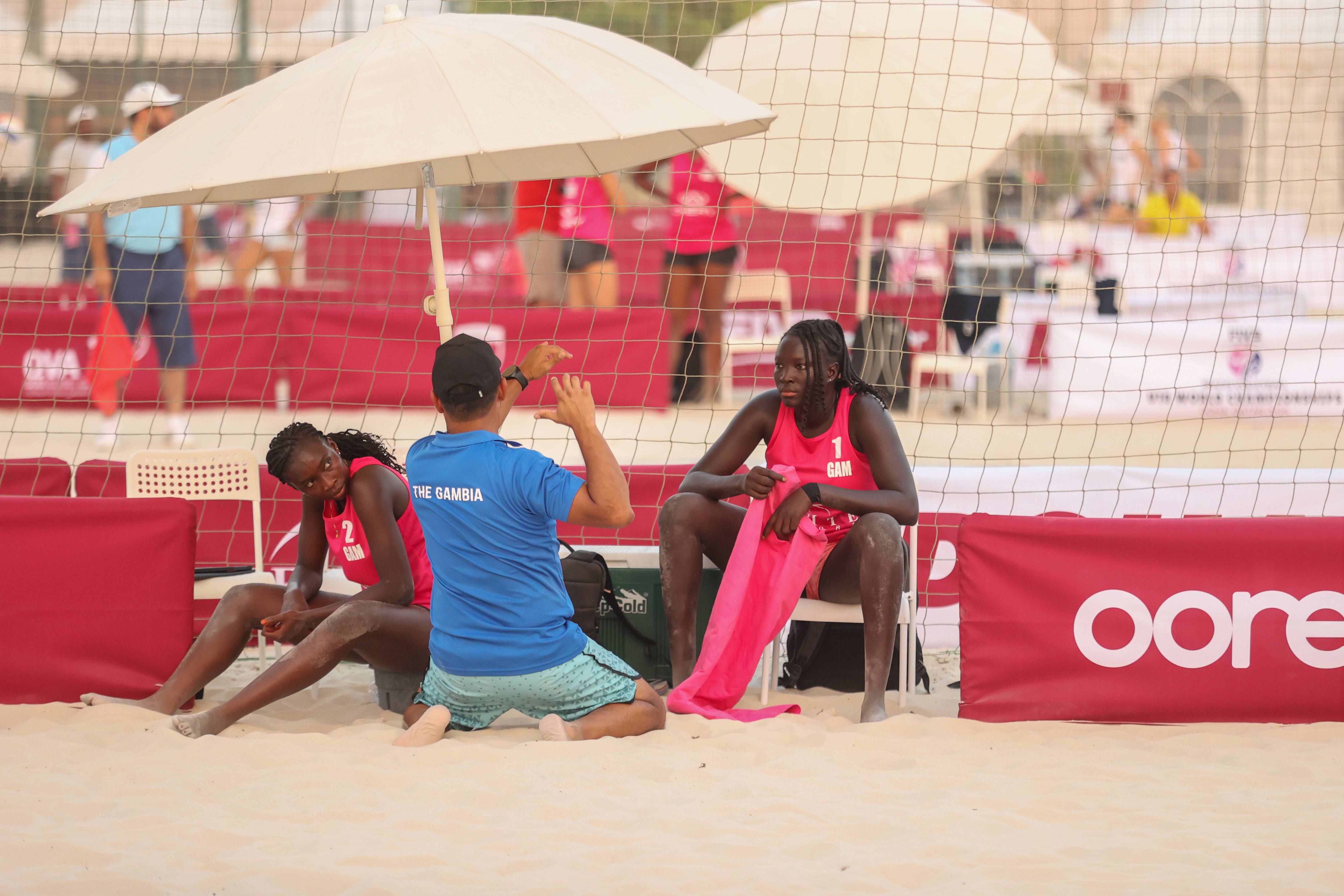 El entrenador Félix López de Gambia dando instrucciones a sus jugadores.
