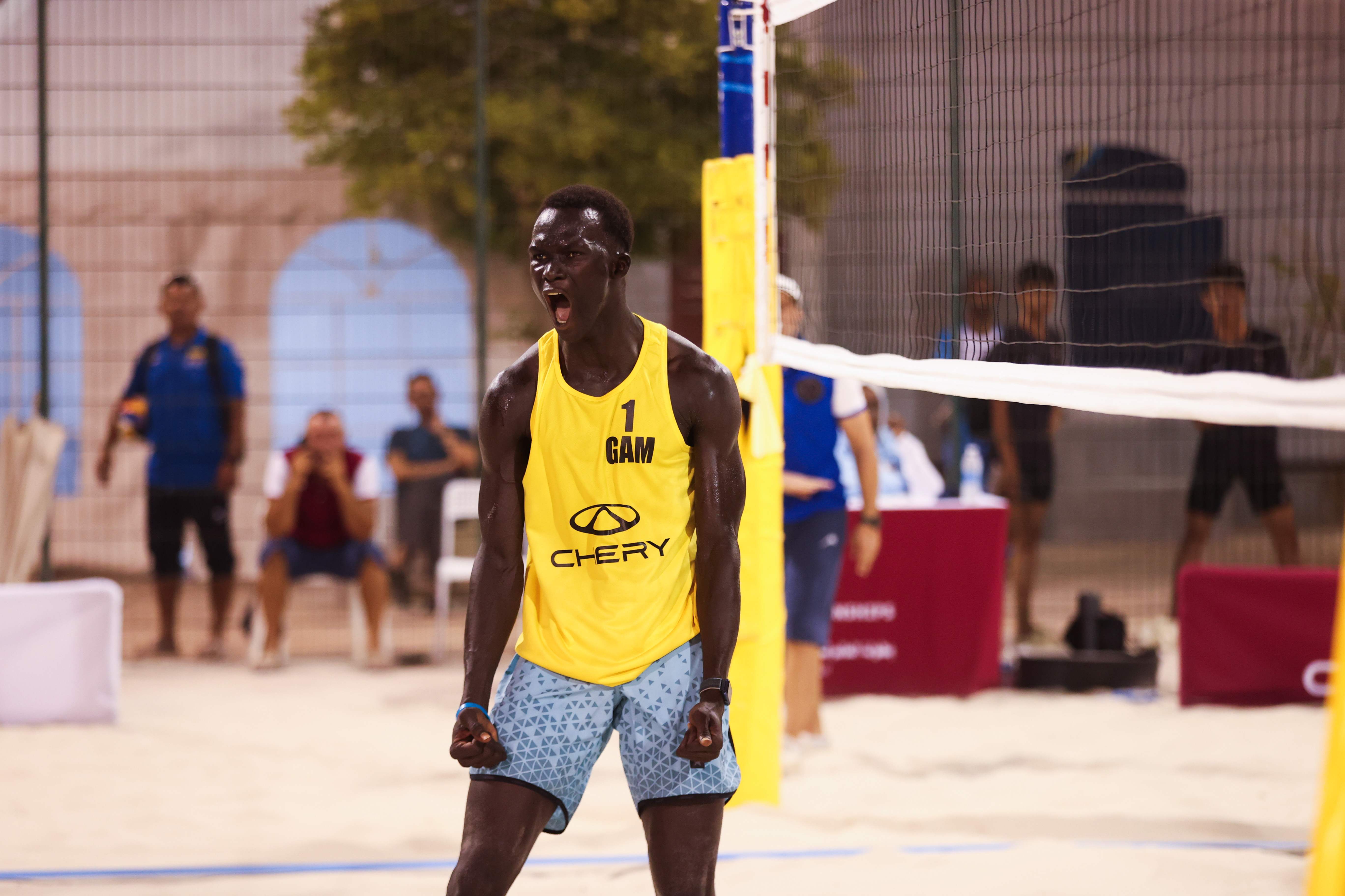 Bakary Ensa Kanyi de Gambia celebra un punto con gran entusiasmo.