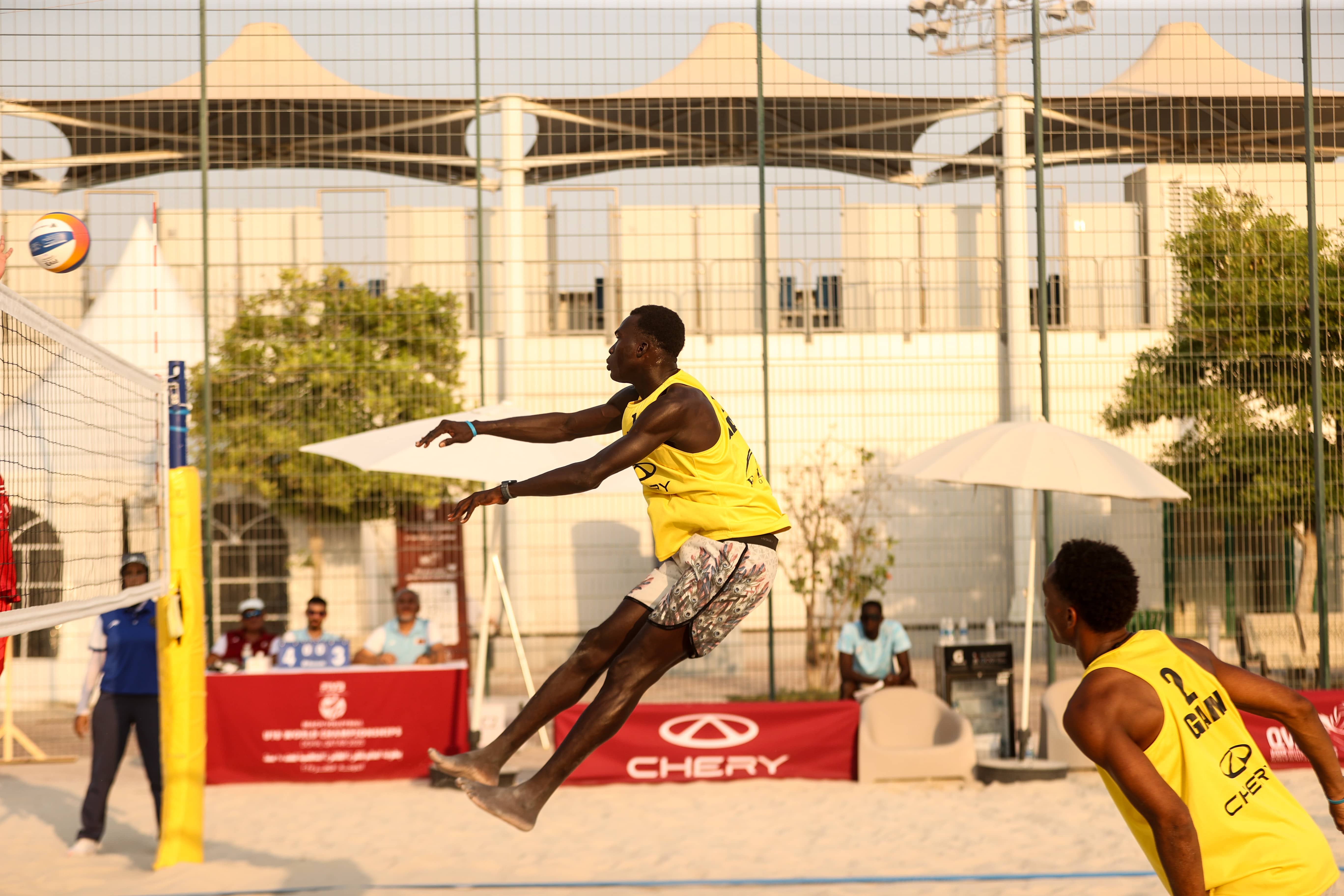 Jugadores de Gambia en acción contra EE. UU. en el Campeonato Mundial Sub-18 de Vóley Playa.