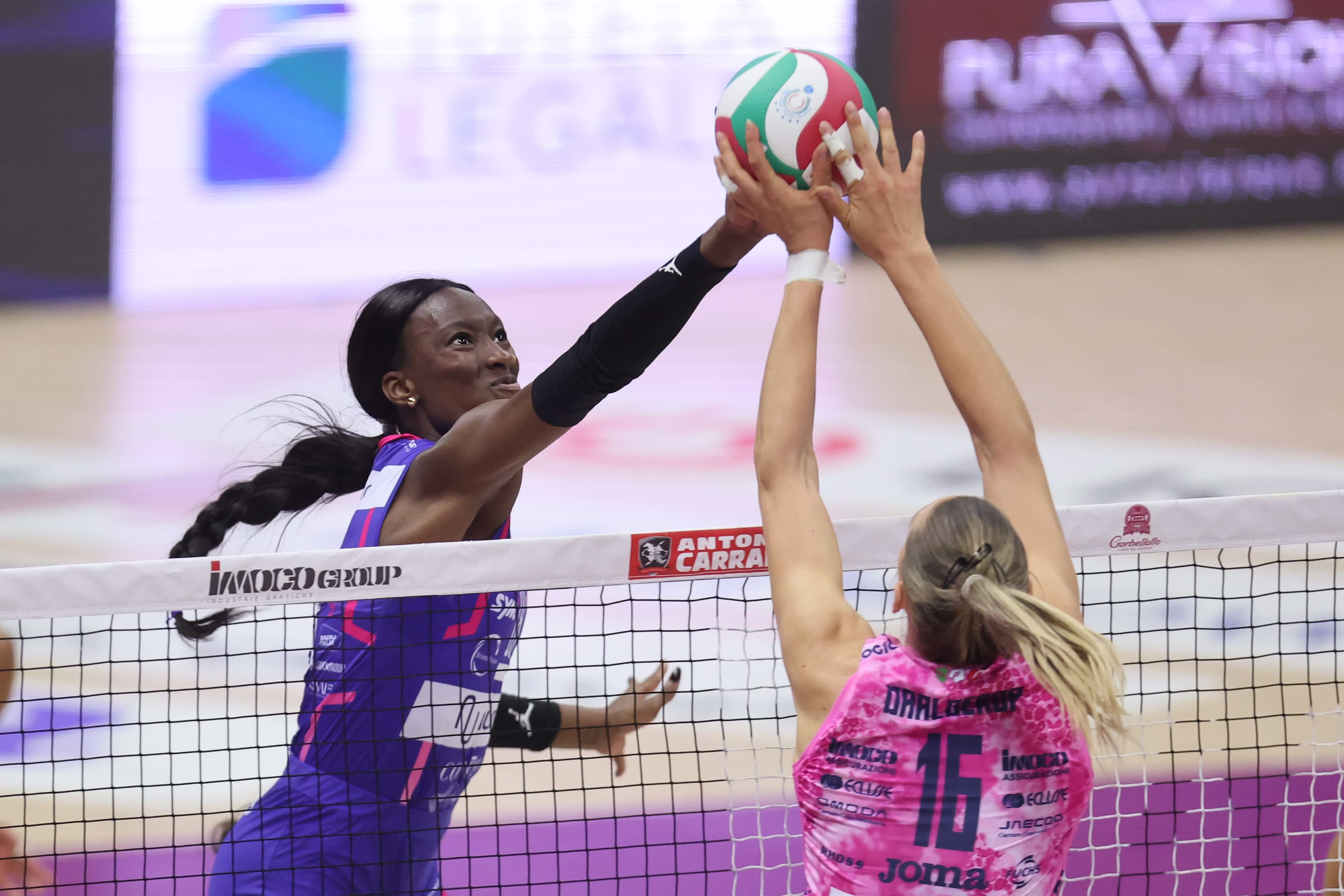 Vero Volley Milano and Imoco Conegliano players