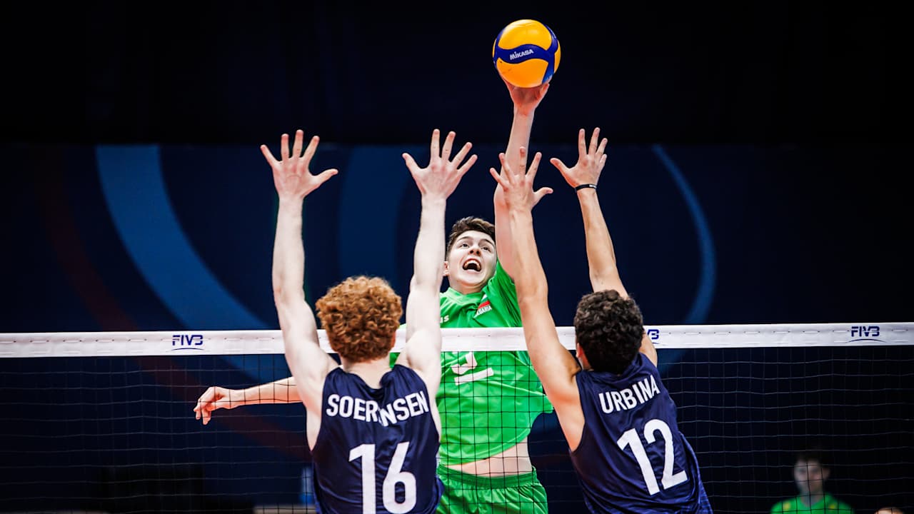 Voleybol o`yinchilari to`p uchun kurashmoqda