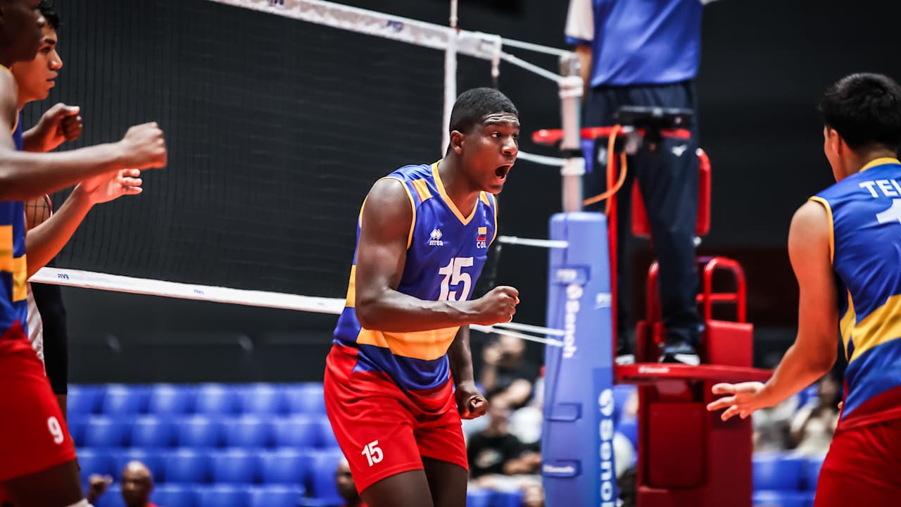 Maicol Ortiz playing volleyball