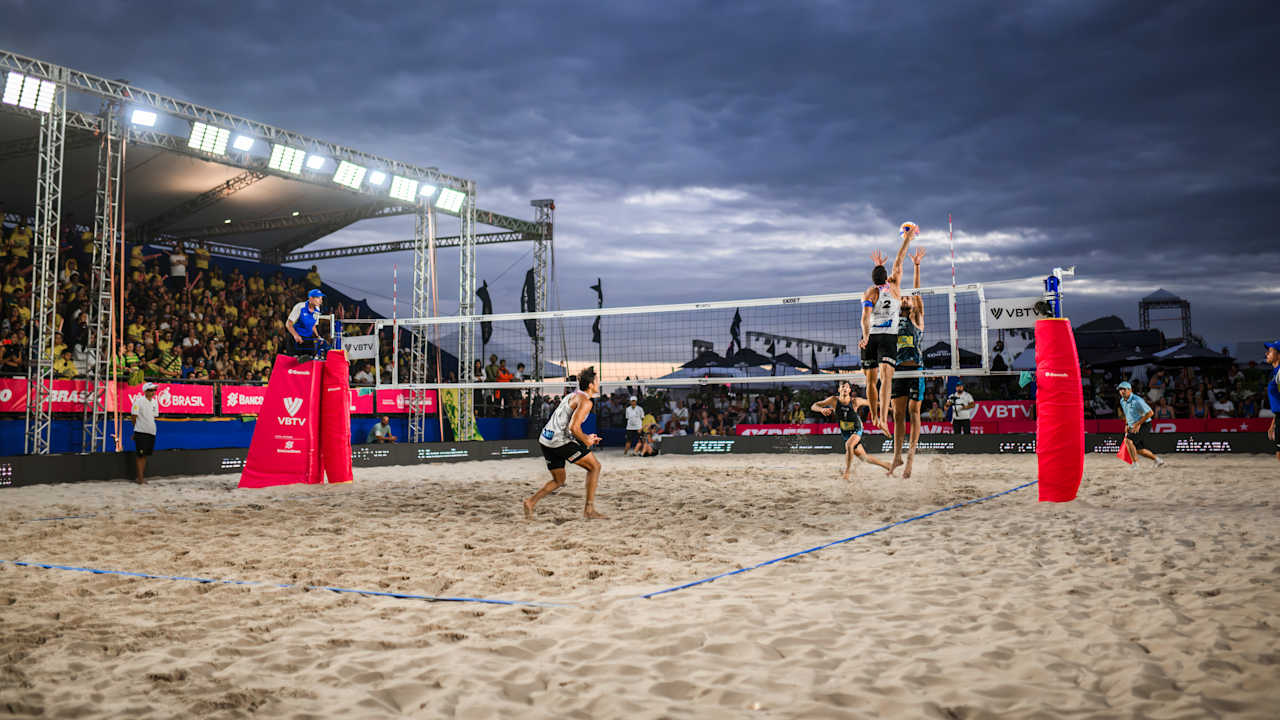 The vibrant atmosphere of the 2024 Rio de Janeiro Elite16 men’s final, featuring Capogrosso T./Capogrosso N. (ARG) against Bello, Ja./Bello, Jo. (ENG).