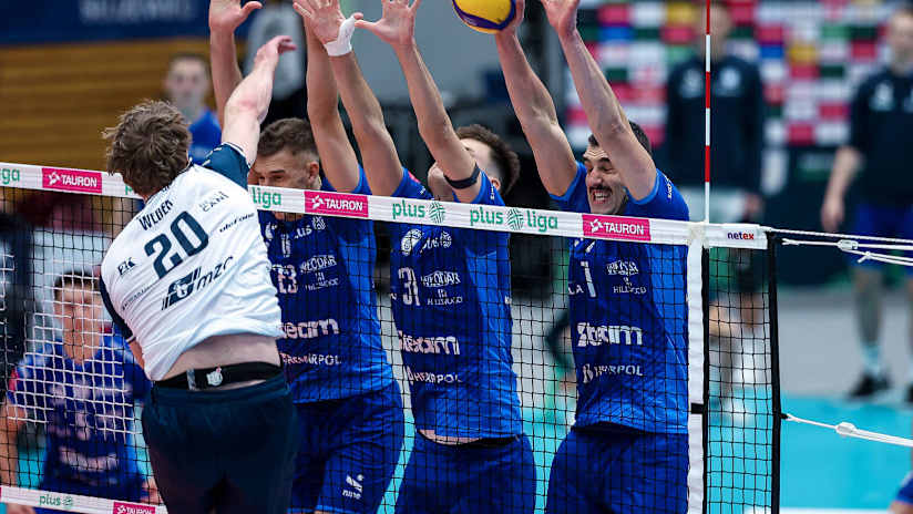 Norwid’s three-man block against Projekt’s Linus Weber (photo: Piotr Iwanczyk / plusliga.pl)