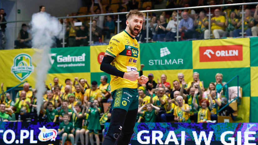 Triunfante Mateusz Bieniek de Aluron (foto: Krzysztof Popiol / plusliga.pl)