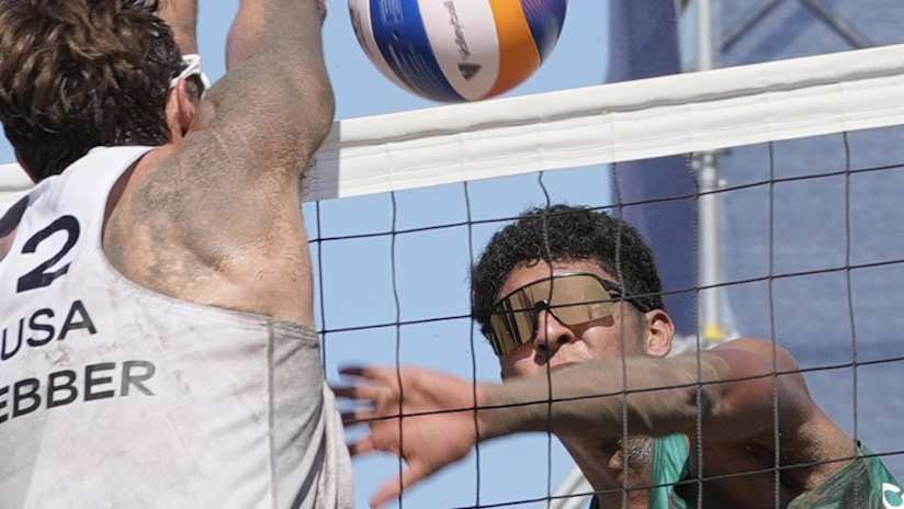 Carlos Andrés, do México, ataca após o bloco de Logan Webber, dos EUA