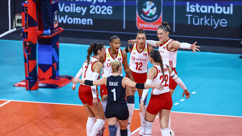 The Turkish team celebrates during the EuroVolley final against Italy (source: cev.eu)