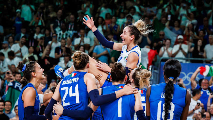 Italian players cheer libero Monica De Gennaro after the match