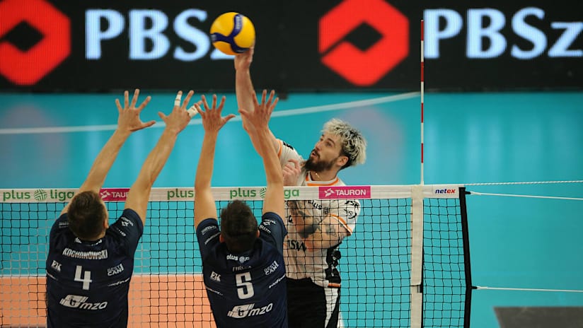 Jastrzebski’s Tomasz Formal trying to overcome the block of Projekt’s Jakub Kochanowski and Jan Firlej (photo: Arkadiusz Modlinski / plusliga.pl)