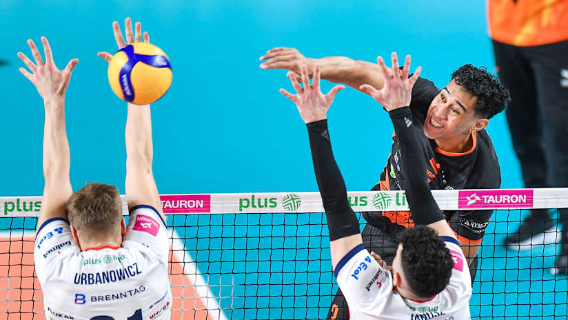 Barkom’s Australian outside hitter Lorenzo Pope in action against ZAKSA (photo: Pressfocus / plusliga.pl)