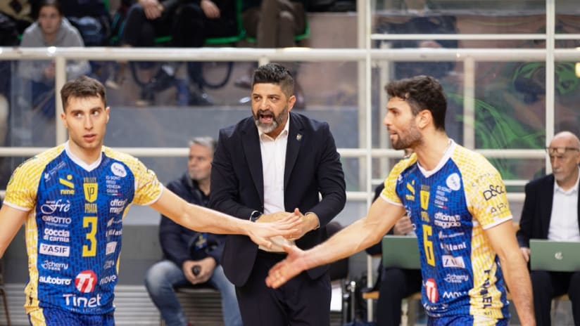 Dante Boninfante in action at the helm of Tinet Prata di Pordenone (source: legavolley.it)