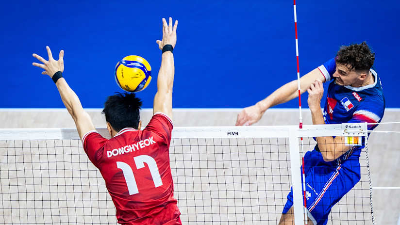 Jean Patry spiking the ball