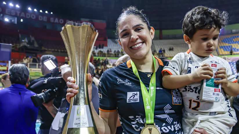 Natália poses with the trophy after her extraordinary performance in the Superliga final
