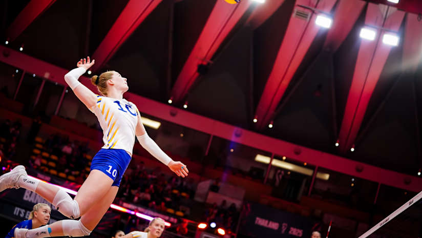 Isabelle Haak playing volleyball