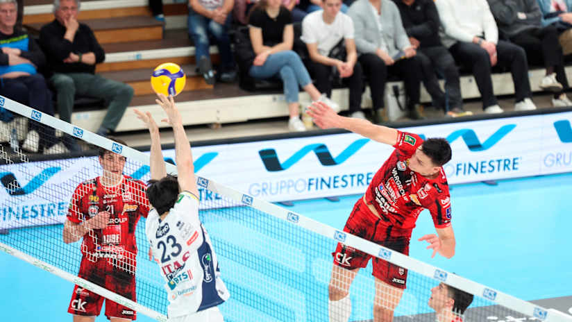 Aleks Nikolov, da Lube, no ataque contra o Trentino (fonte: legavolley.it)