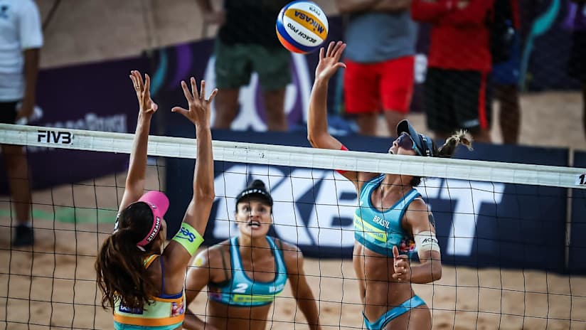 Talita attempts to block Andressa in the All-Brazilians quarterfinal