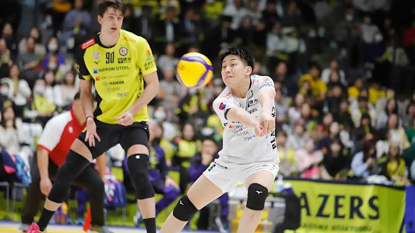 O líbero de Sakai, Aiki Mori, em ação contra Suntory (fonte: @sakaiblazers)