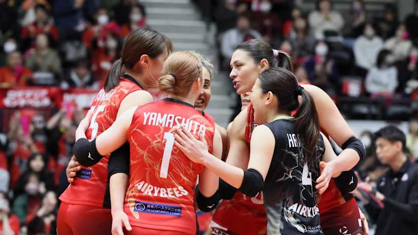 Jogadores do Denso comemoram no Osaka Marvelous (fonte: @AIRYBEES_DENSO)