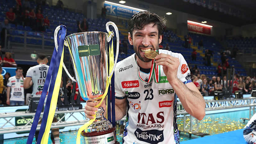 Flavio posa com o troféu e a medalha da Liga Italiana