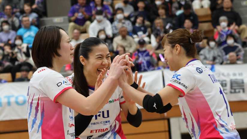 Os jogadores do PFU BlueCats comemoram (fonte: @PFUBlueCats)