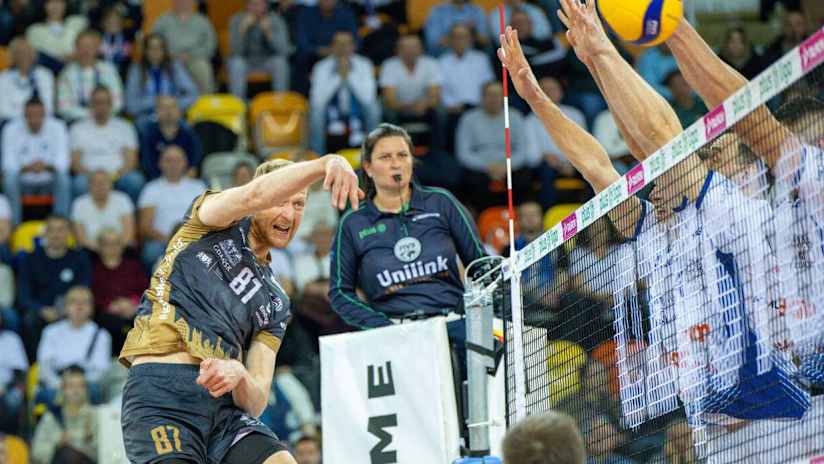 Trefl’s Jakub Jarosz trying to tackle a three-man Norwid block (photo: Marek Osuchowski / plusliga.pl)